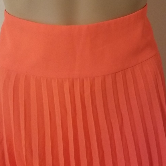 New Without Tags Express Pleated Skirt - Picture 4 of 9